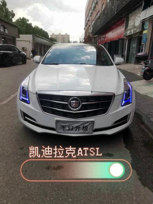 車主小陳剛加班結束,雨刮器嘶啞作響,大燈照出的光斑散得像打翻的牛奶